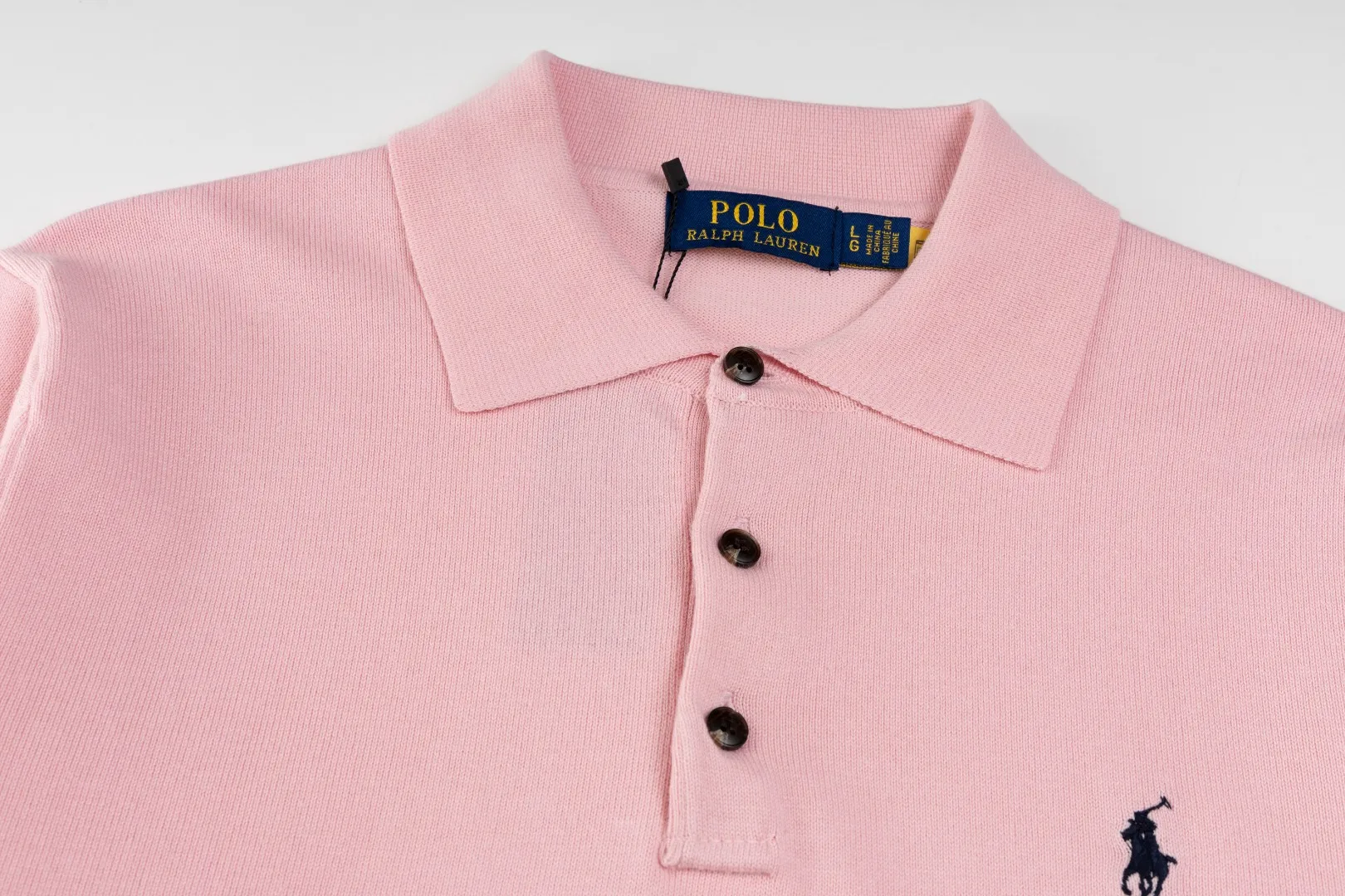 P216 #R81 Ralph Lauren knitted pony embroidered lapel polo shirt three-button pullover open chest long-sleeved sweater Official website synchronization Same style for men and women Sizes: S-XL Color: White Blue Gray Dark Gray Khaki Military Green Navy White Label Navy Blue Red Label Black Red Label Black White Label Pink Classic cotton yarn 100% white cotton High-quality goods Classic styles have always been popular! The workmanship details are very good! The simple lapel polo pullover sweater is always the standard, with classic brand embroidery on the chest! All major stars have the same style! Best for couples. High quality goods! Xinjiang cotton micro-elastic and smooth fabric has excellent quality. Pure cotton is soft and skin-friendly. Size: S M L